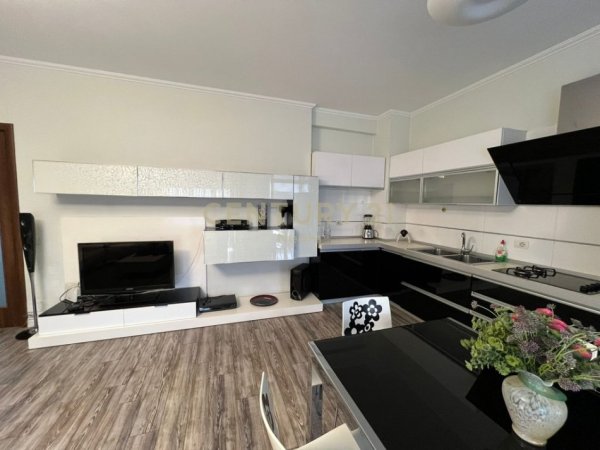 Tirane, jepet me qera apartament 2+1+Aneks+Ballkon Kati 3, 107 m² 700 € (Liqeni i Thate)