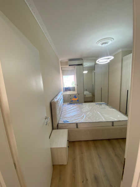 Tirane, jepet me qera apartament 1+1+Ballkon Kati 6, 70 m² 650 € (KOMPLEKSI URSLUGA, ISH STACIONI I TRENIT)