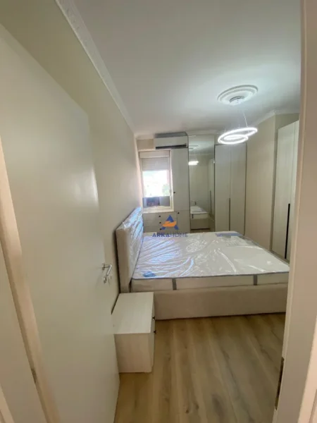 Tirane, jepet me qera apartament 1+1+Ballkon Kati 6, 70 m² 650 € (KOMPLEKSI URSLUGA, ISH STACIONI I TRENIT)