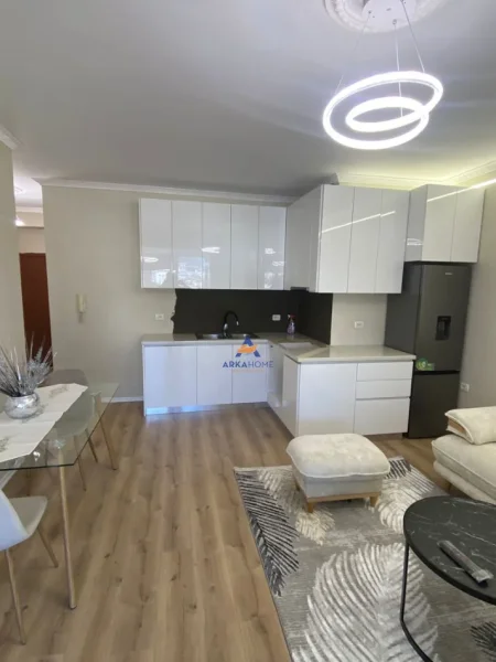 Tirane, jepet me qera apartament 1+1+Ballkon Kati 6, 70 m² 650 € (KOMPLEKSI URSLUGA, ISH STACIONI I TRENIT)
