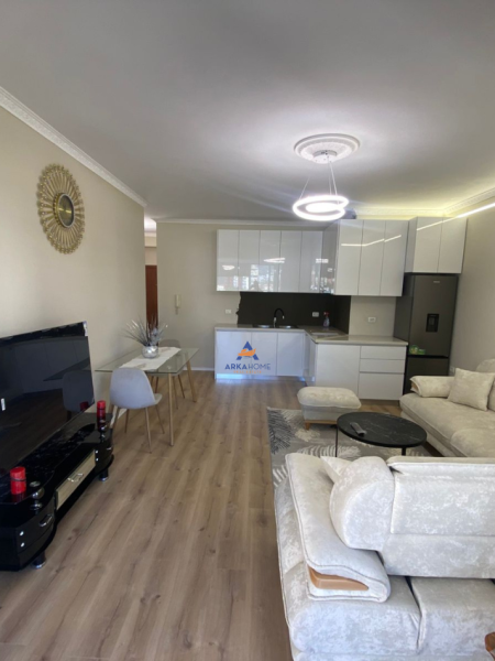 Tirane, jepet me qera apartament 1+1+Ballkon Kati 6, 70 m² 650 € (KOMPLEKSI URSLUGA, ISH STACIONI I TRENIT)