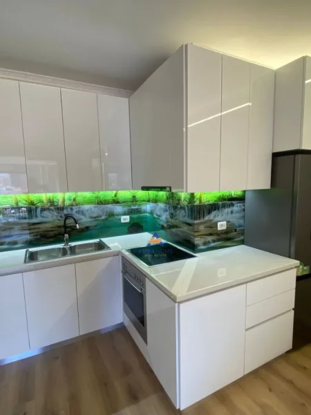 Tirane, jepet me qera apartament 1+1+Ballkon Kati 6, 70 m² 650 € (KOMPLEKSI URSLUGA, ISH STACIONI I TRENIT)