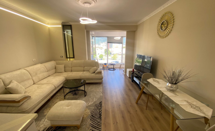 Tirane, jepet me qera apartament 1+1+Ballkon Kati 6, 70 m² 650 € (KOMPLEKSI URSLUGA, ISH STACIONI I TRENIT)