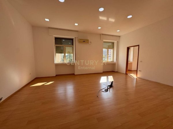 Tirane, jepet me qera ambjent biznesi Kati 3, 1.000 m² 2.200 € 