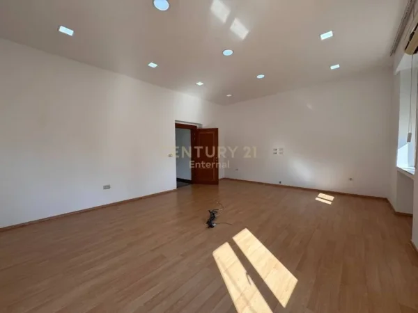 Tirane, jepet me qera ambjent biznesi Kati 3, 1.000 m² 2.200 € 