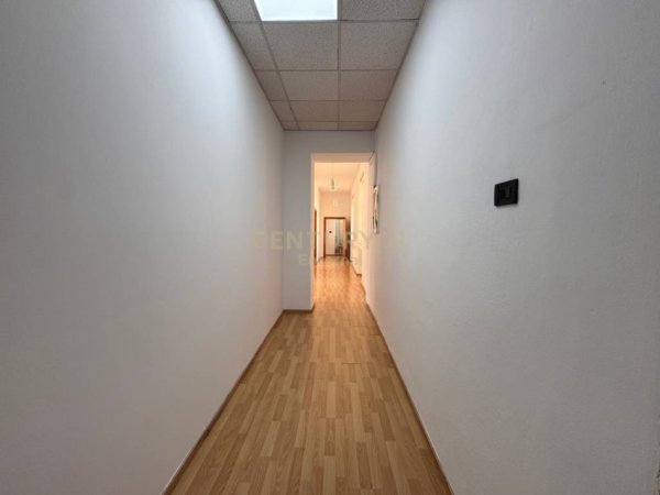 Tirane, jepet me qera ambjent biznesi Kati 3, 1.000 m² 2.200 € 