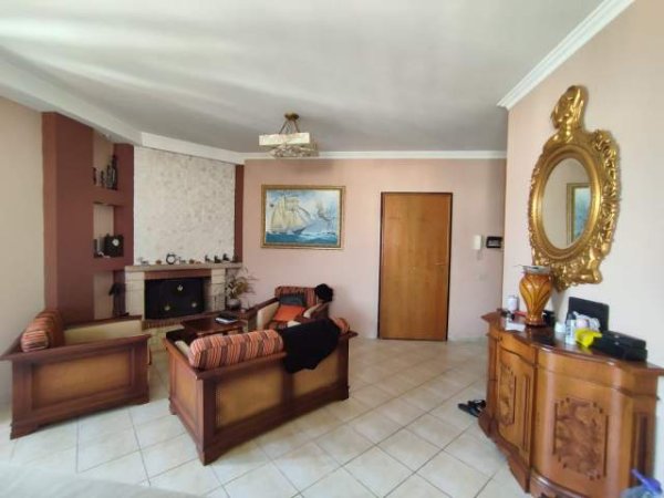Tirane, jepet me qera apartament 2+1 Kati 10, 140 m² 750 Euro (Rruga barrikadave)