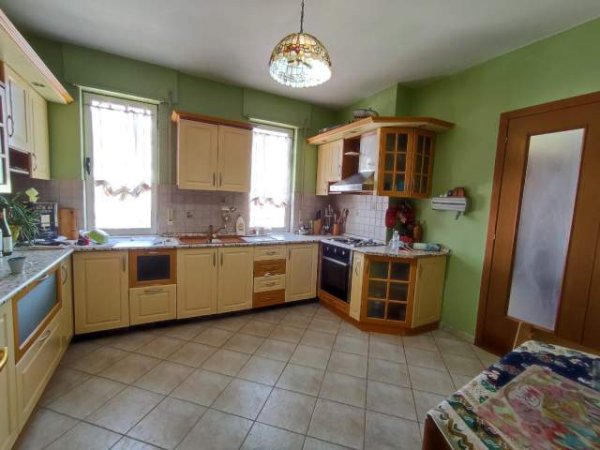 Tirane, jepet me qera apartament 2+1 Kati 10, 140 m² 750 Euro (Rruga barrikadave)