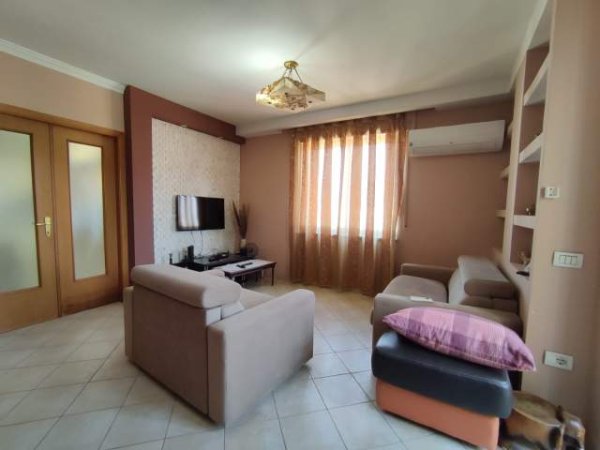 Tirane, jepet me qera apartament 2+1 Kati 10, 140 m² 750 Euro (Rruga barrikadave)