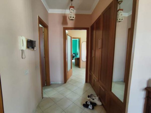 Tirane, jepet me qera apartament 2+1 Kati 10, 140 m² 750 Euro (Rruga barrikadave)