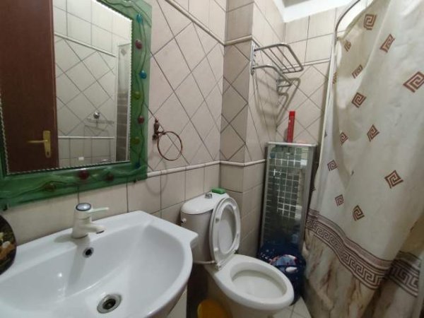 Tirane, jepet me qera apartament 2+1 Kati 10, 140 m² 750 Euro (Rruga barrikadave)
