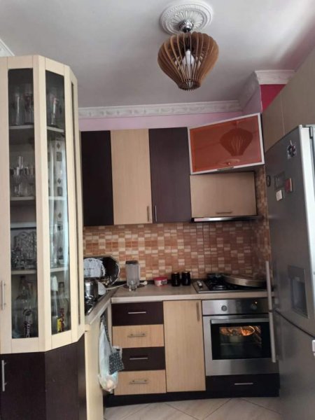 Tirane, jepet me qera apartament 2+1+BLK Kati 3, 90 m² 450 Euro (shkolla Drita Pelinku.)