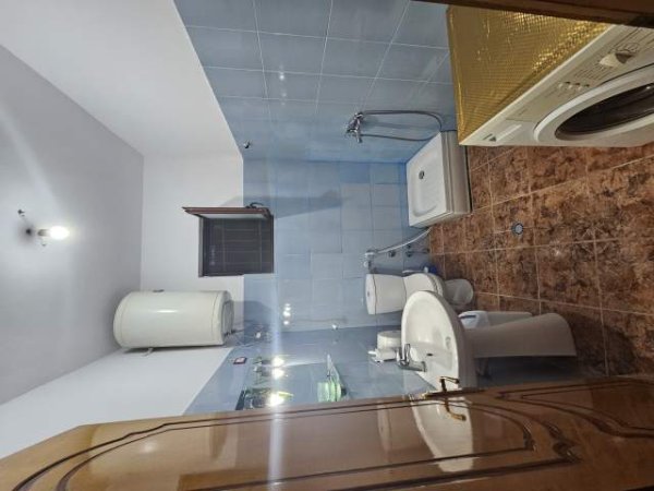Tirane, jepet me qera apartament 2+1 Kati 1, 95 m² 33.000 Leke (Rruga Loni Ligori Kashar)