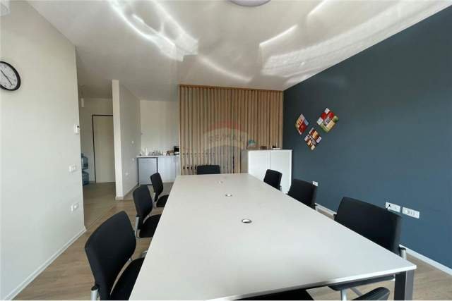 Tirane, jepet me qera zyre Kati 8, 100 m² 800 Euro (kompleski olimpik)