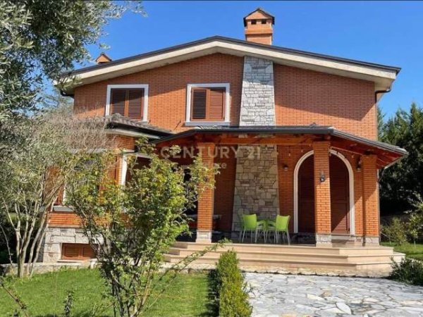 Tirane, jepet me qera Vile 2 Katshe Kati 0, 2.500 Euro (Peze Helmes)