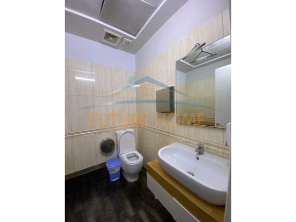 Tirane, jepet me qera zyre Kati 11, 118 m² 2.400 Euro (Bulevardi Deshmoret E Kombit)