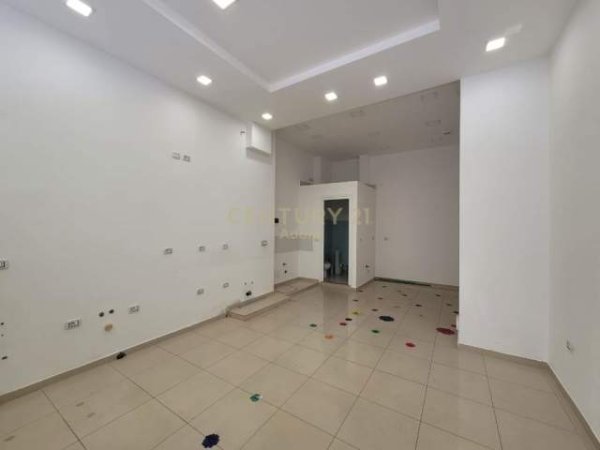 Tirane, jepet me qera dyqan Kati 0, 50 m² 500 Euro (Rr. e Kavajes)