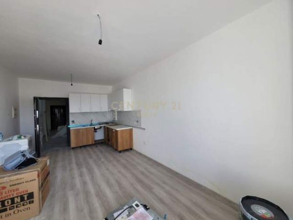 Tirane, jepet me qera apartament 2+1+BLK Kati 10, 83 m² 350 Euro (Ish Fusha e Aviacionit)