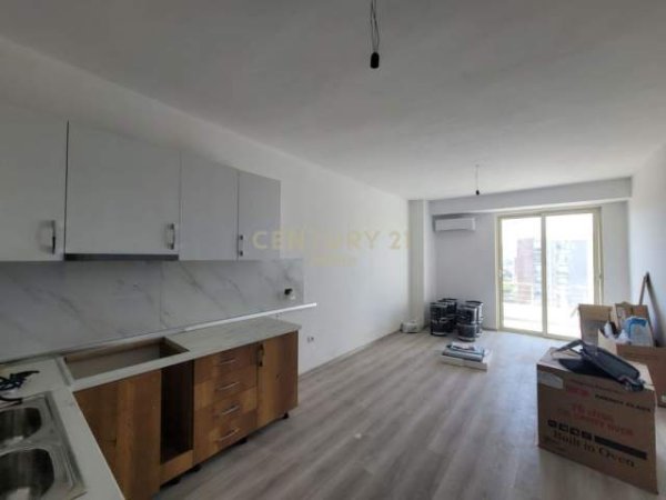 Tirane, jepet me qera apartament 2+1+BLK Kati 10, 83 m² 350 Euro (Ish Fusha e Aviacionit)