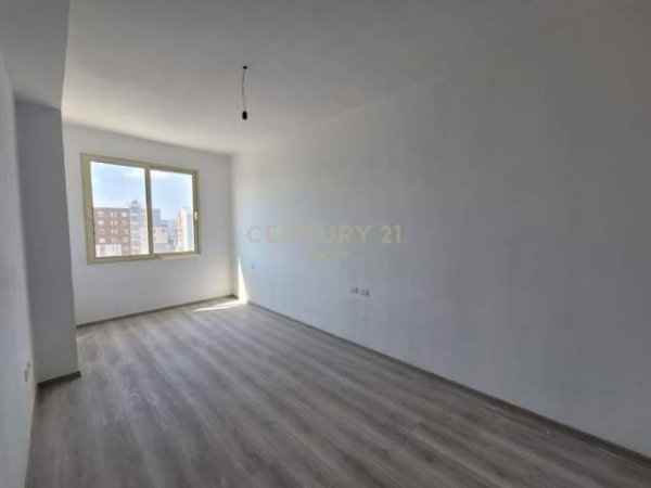 Tirane, jepet me qera apartament 2+1+BLK Kati 10, 83 m² 350 Euro (Ish Fusha e Aviacionit)