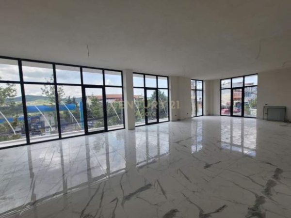 Tirane, jepet me qera dyqan Kati 1, 140 m² 1200 Euro (Sauk i Ri)