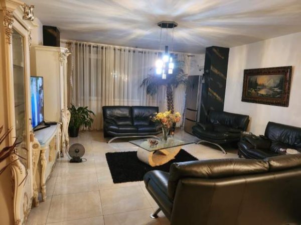 Tirane, ndarje qeraje dhome 3+1 Kati 8, 12.000 Leke (Jani kukuzeli Ambasasa Amerikane)