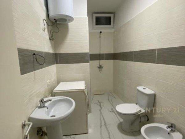 Tirane, jepet me qera apartament 1+1+BLK Kati 2, 80 m² 400 Euro (Rruga 5 Maji, Medreseja)