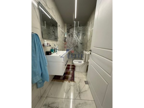 Tirane, jepet me qera apartament 1+1+Ballkon Kati 0, 60 m² 550 € (Shkolla e Kuqe)