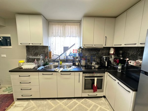 Tirane, jepet me qera apartament 1+1+Ballkon Kati 0, 60 m² 550 € (Shkolla e Kuqe)