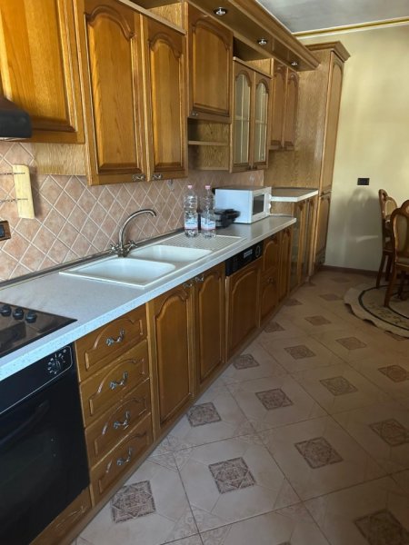 Tirane, jepet me qera apartament 2+1 Kati 2, 100 m² 1.500 € (Xheku Imperial)