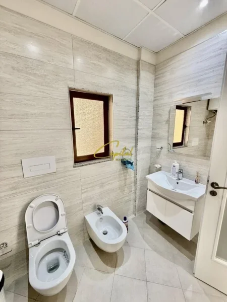 Tirane, jepet me qera zyre Kati 2, 150 m² 650 € (VILAT GJERMANE)