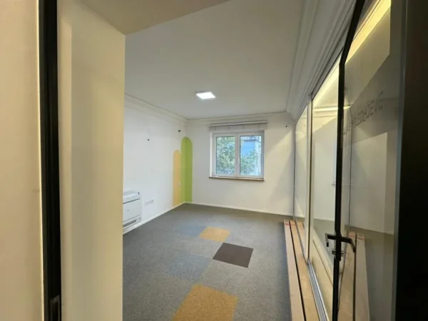 Tirane, jepet me qera zyre Kati 2, 130 m² 1.600 € (Zog i Zi)