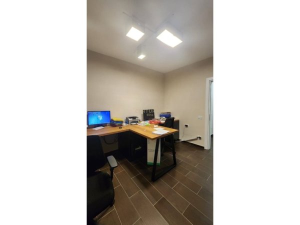 Tirane, jepet me qera zyre Kati 2, 85 m² 800 € (Rr. Kosovareve)