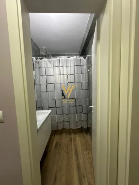 Tirane, jepet me qera apartament 2+1+Ballkon Kati 4, 75 m² 800 € (KOMUNA E PARISIT)