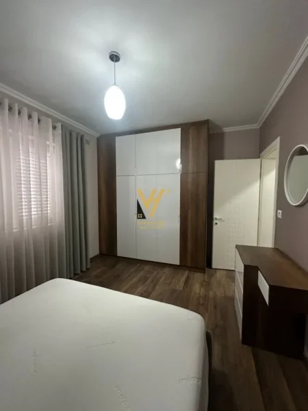 Tirane, jepet me qera apartament 2+1+Ballkon Kati 4, 75 m² 800 € (KOMUNA E PARISIT)