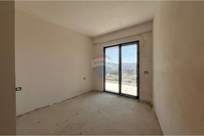 Tirane, shitet apartament 1+1 Kati 10, 85 m² 130.000 € (Fusha e Aviacionit)