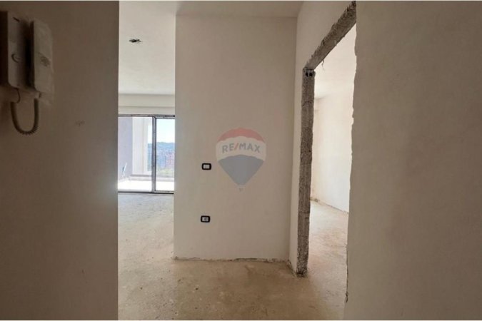 Tirane, shitet apartament 1+1 Kati 10, 85 m² 130.000 € (Fusha e Aviacionit)