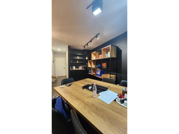 Tirane, jepet me qera ambjent biznesi Kati 2, 85 m² 800 € 