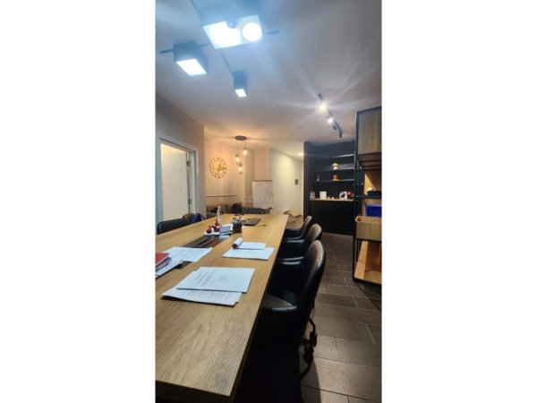 Tirane, jepet me qera ambjent biznesi Kati 2, 85 m² 800 € 