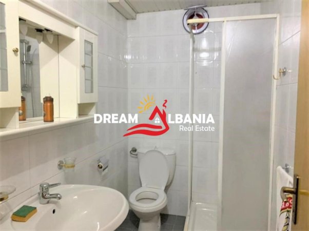 Tirane, jepet me qera apartament 2+1 , 98 m² 550 € (Rruga Fortuzi prane Shkolles Jeronim De Rada)