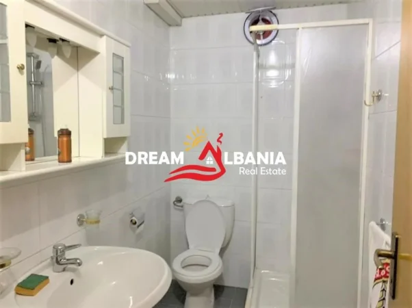 Tirane, jepet me qera apartament 2+1 , 98 m² 550 € (Rruga Fortuzi prane Shkolles Jeronim De Rada)