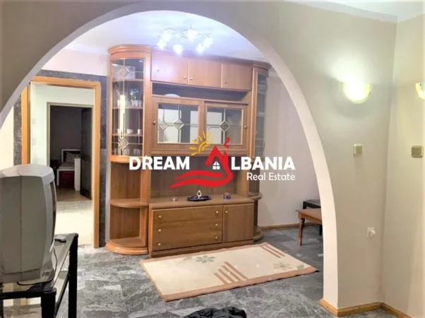 Tirane, jepet me qera apartament 2+1 , 98 m² 550 € (Rruga Fortuzi prane Shkolles Jeronim De Rada)