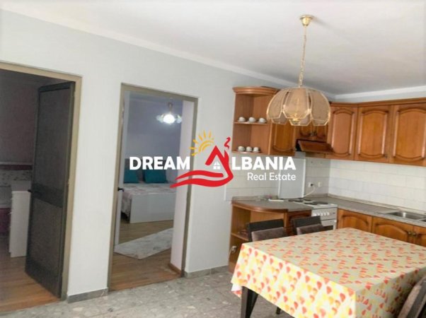 Tirane, jepet me qera apartament 2+1 , 98 m² 550 € (Rruga Fortuzi prane Shkolles Jeronim De Rada)