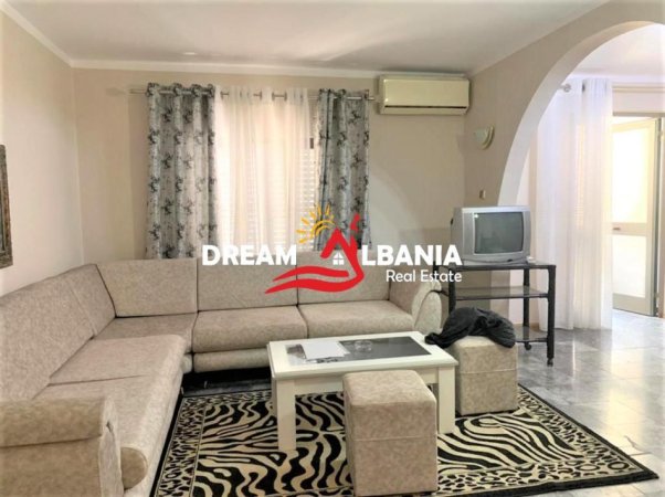 Tirane, jepet me qera apartament 2+1 , 98 m² 550 € (Rruga Fortuzi prane Shkolles Jeronim De Rada)
