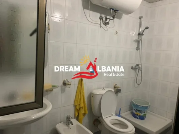 Tirane, jepet me qera apartament 2+1 , 98 m² 550 € (Rruga Fortuzi prane Shkolles Jeronim De Rada)
