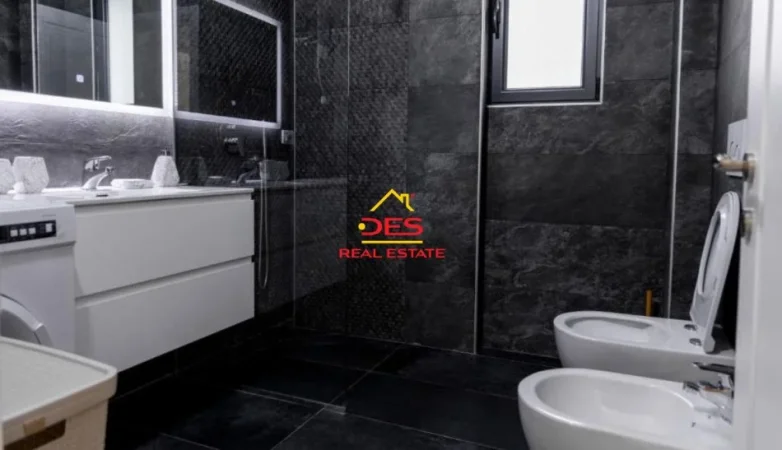 Vlore, jepet me qera apartament 2+1+Ballkon Kati 4, 110 m² 500 € (Rruga Murat Tërbaçi)