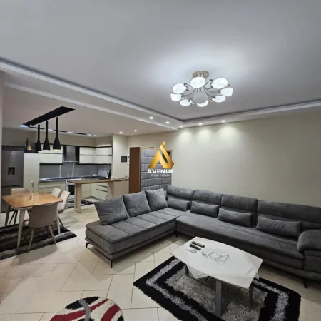 Tirane, jepet me qera apartament 2+1+Ballkon Kati 2, 100 m² 650 € (rruga peti)
