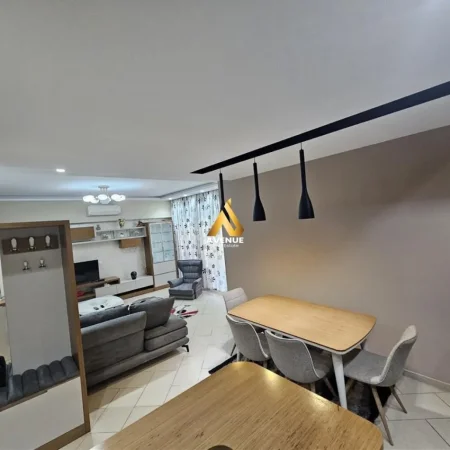 Tirane, jepet me qera apartament 2+1+Ballkon Kati 2, 100 m² 650 € (rruga peti)