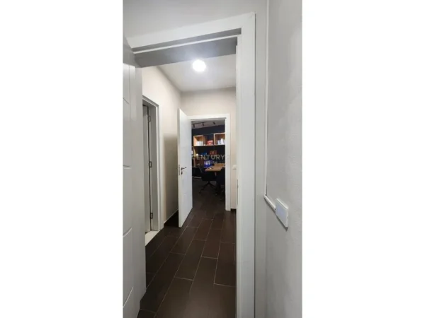 Tirane, jepet me qera zyre Kati 2, 85 m² 800 € (Rruga e Kosovareve)