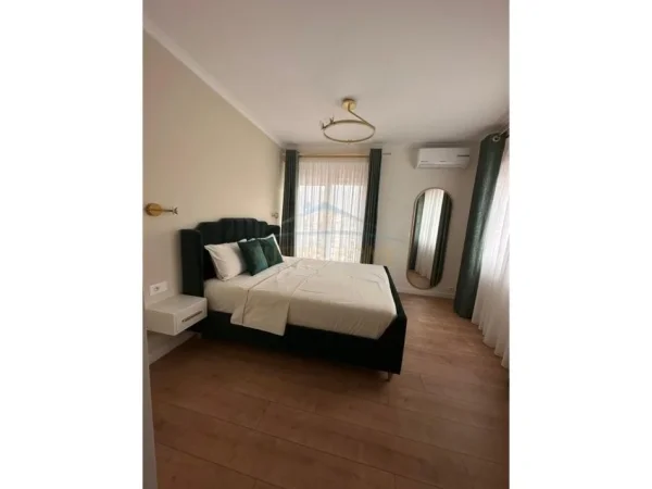 Tirane, jepet me qera apartament 3+1 Kati 5, 134 m² 1.100 € (Stacioni i Trenit)